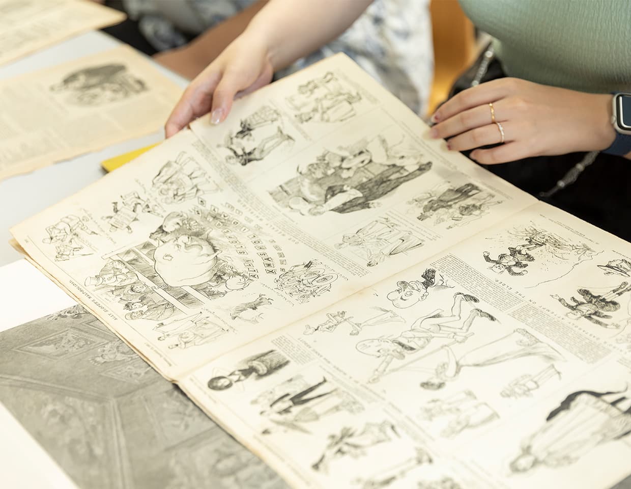 図版を確認するようす